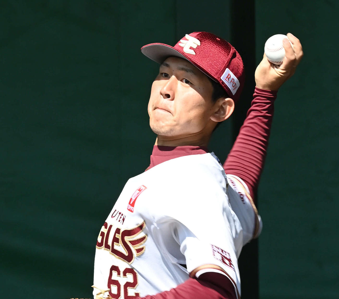 ブルペン投球をする楽天西口（撮影・山崎安昭）
