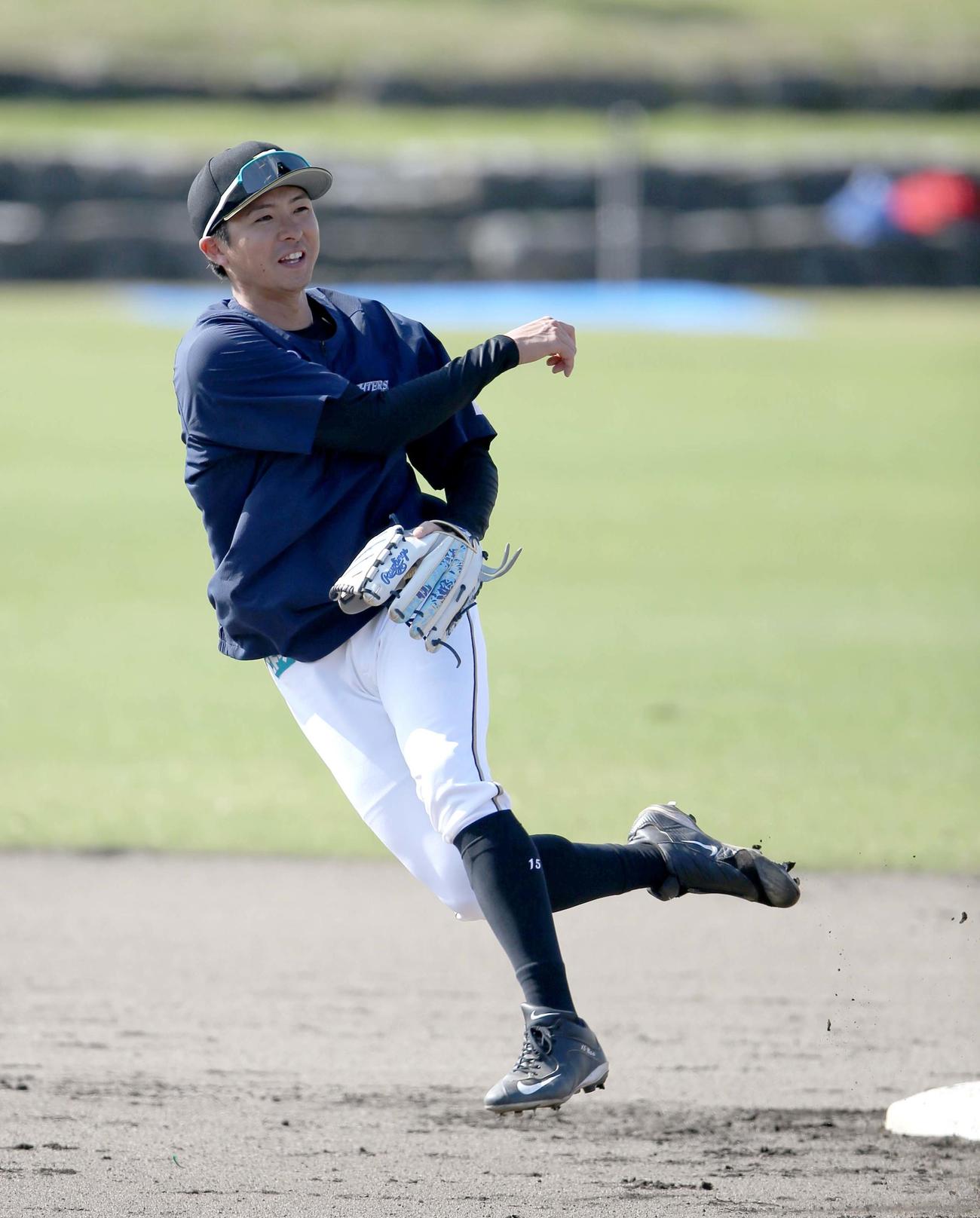 守備練習をする日本ハム上沢（撮影・佐藤翔太）