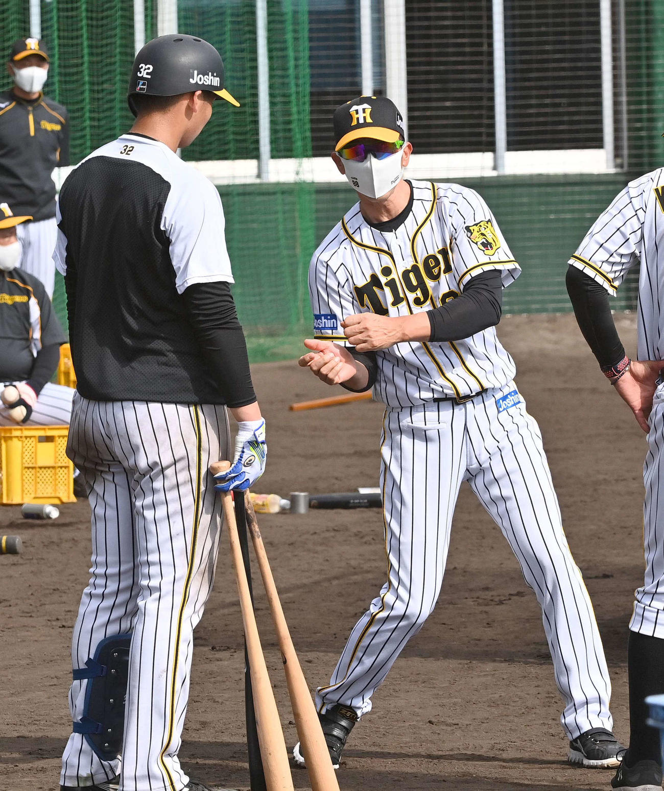 井上（左）に打撃指導をする矢野監督（撮影・上田博志）
