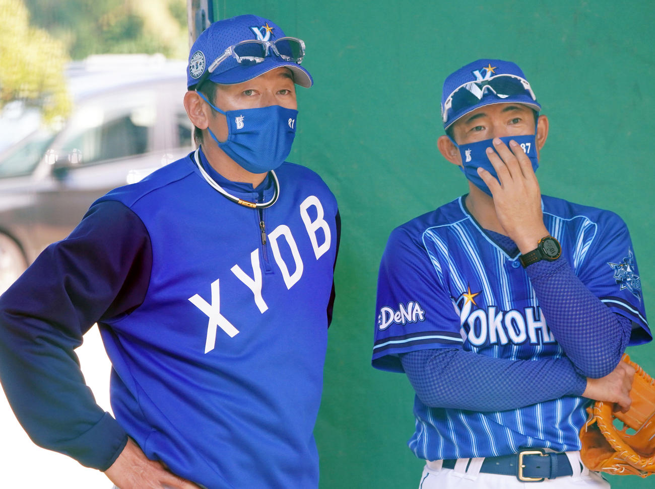 ブルペンでDeNA仁志2軍監督（右）と会話を交わす三浦監督（撮影・横山健太）