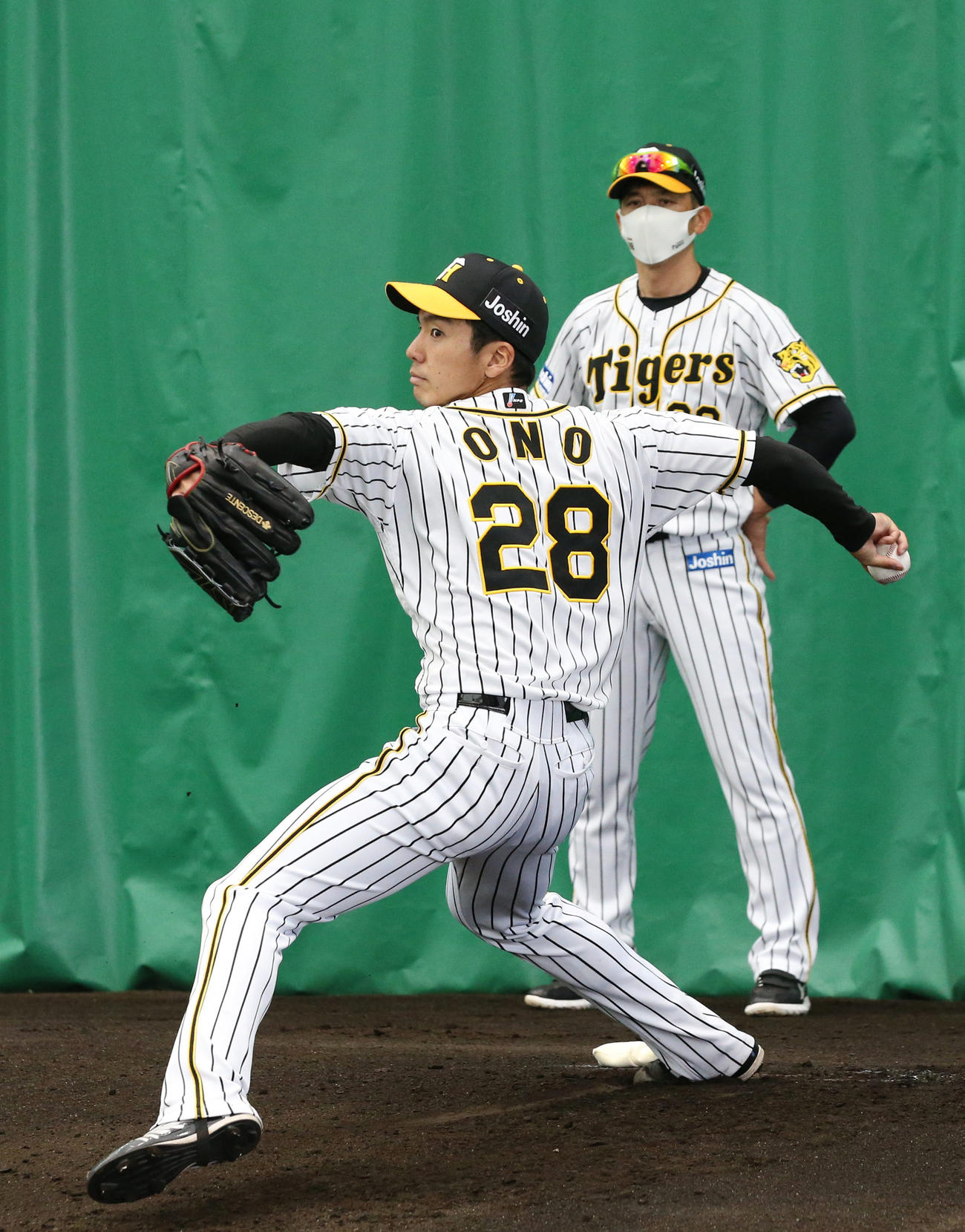 ブルペンで投球する阪神小野。後方は見つめる矢野監督（代表撮影）