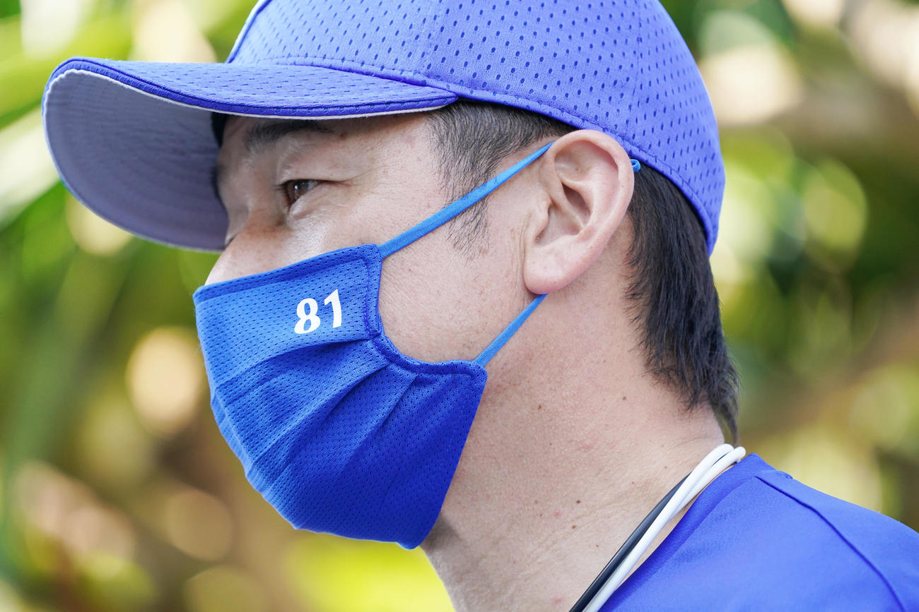 練習を終え取材に応じるDeNA三浦監督（撮影・横山健太）