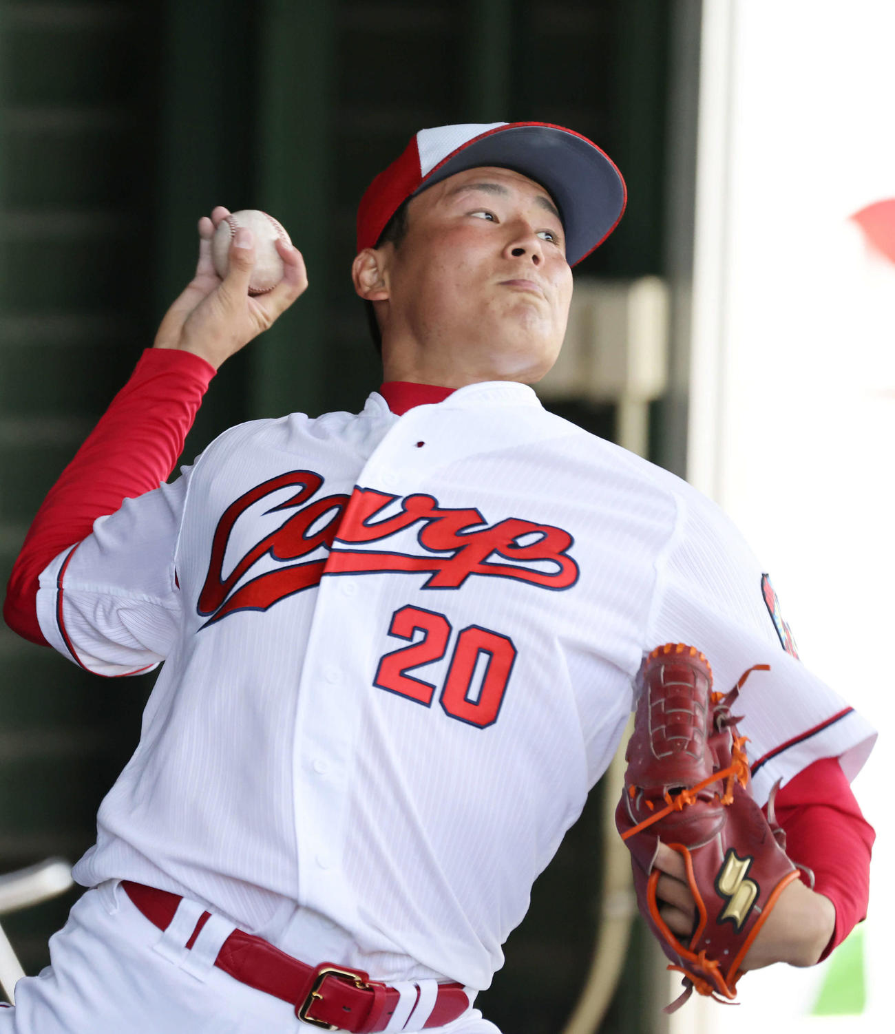 ブルペンで投球する栗林（撮影・加藤孝規）