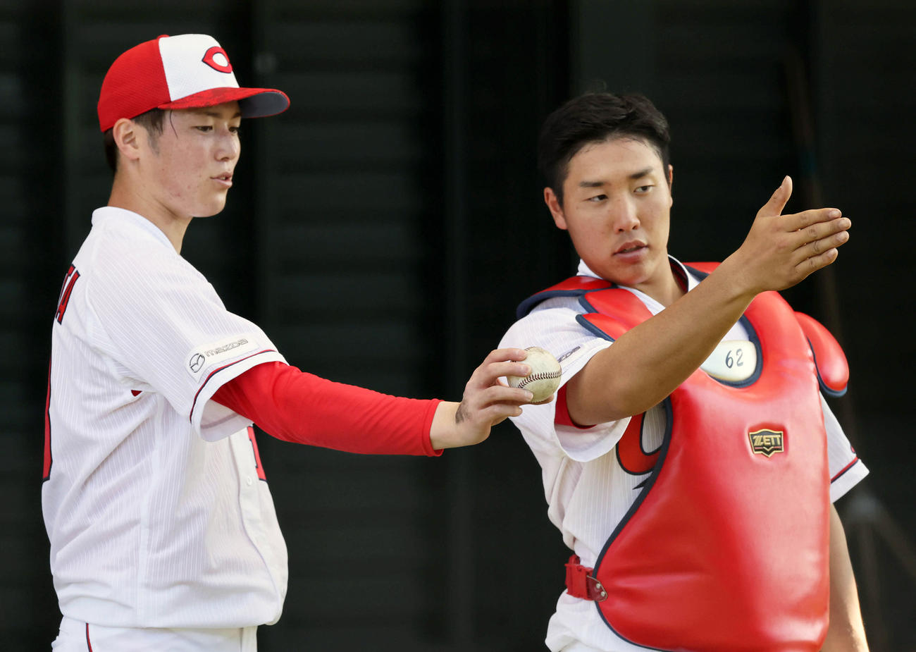 ブルペン投球を終えた森下（左）は石原と球筋を話し合う（撮影・加藤孝規）