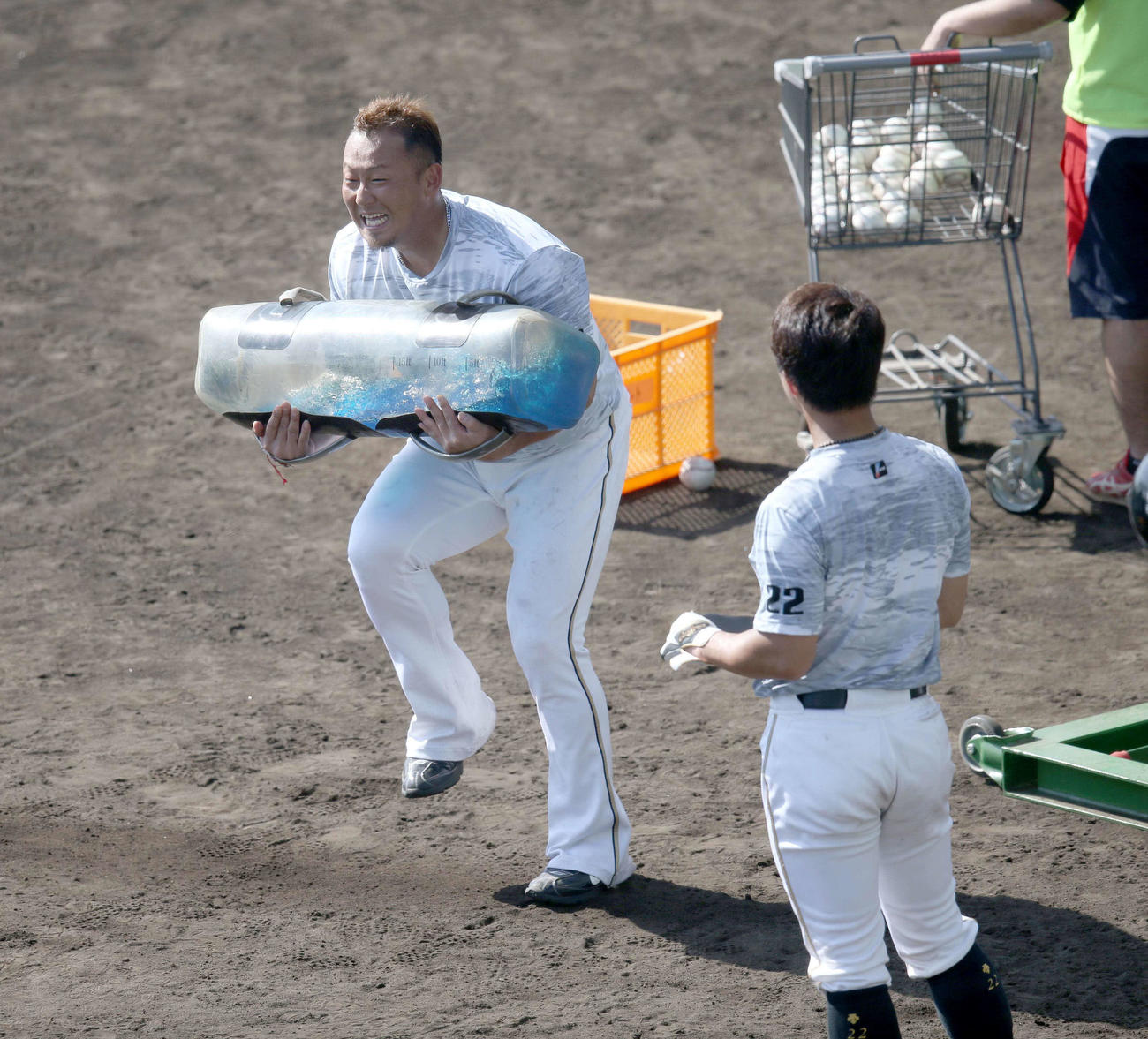 体幹トレーニングで苦しそうな表情を見せる日本ハム中田（撮影・佐藤翔太）