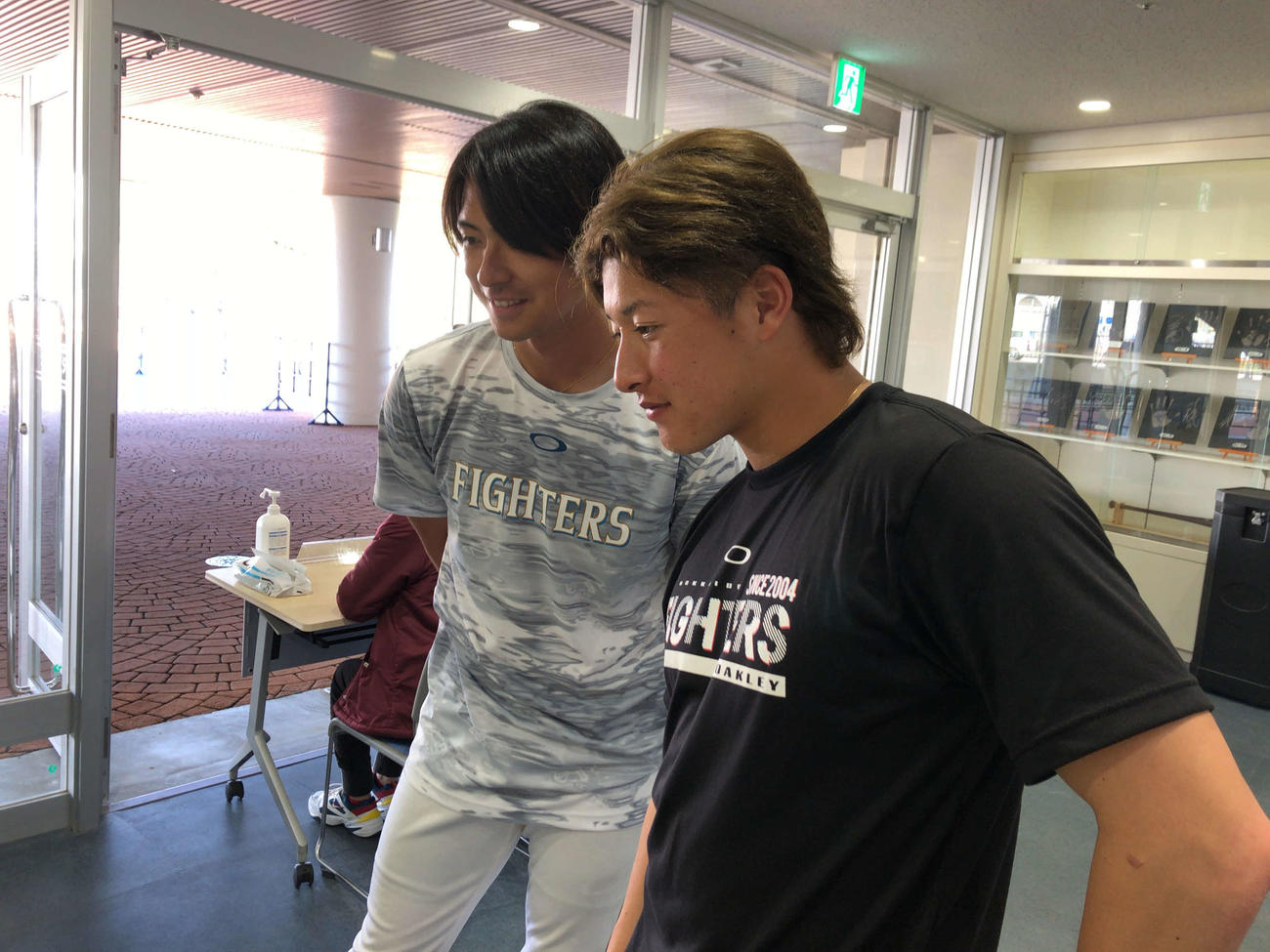 オンラインサイン会イベントに参加する日本ハム上沢（左奥）と吉田（球団提供）
