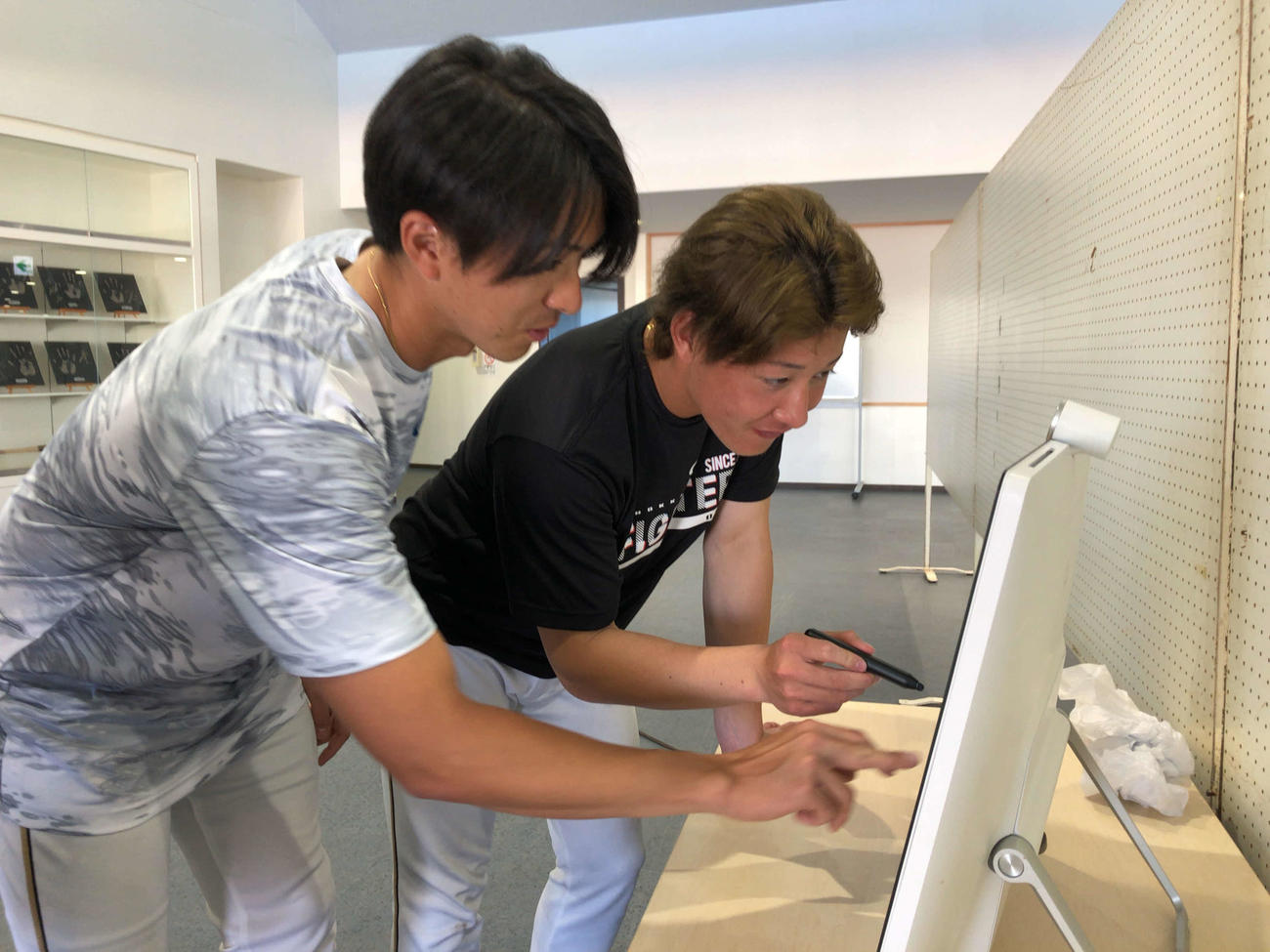 オンラインサイン会イベントに参加する日本ハム上沢（左手前）と吉田（球団提供）