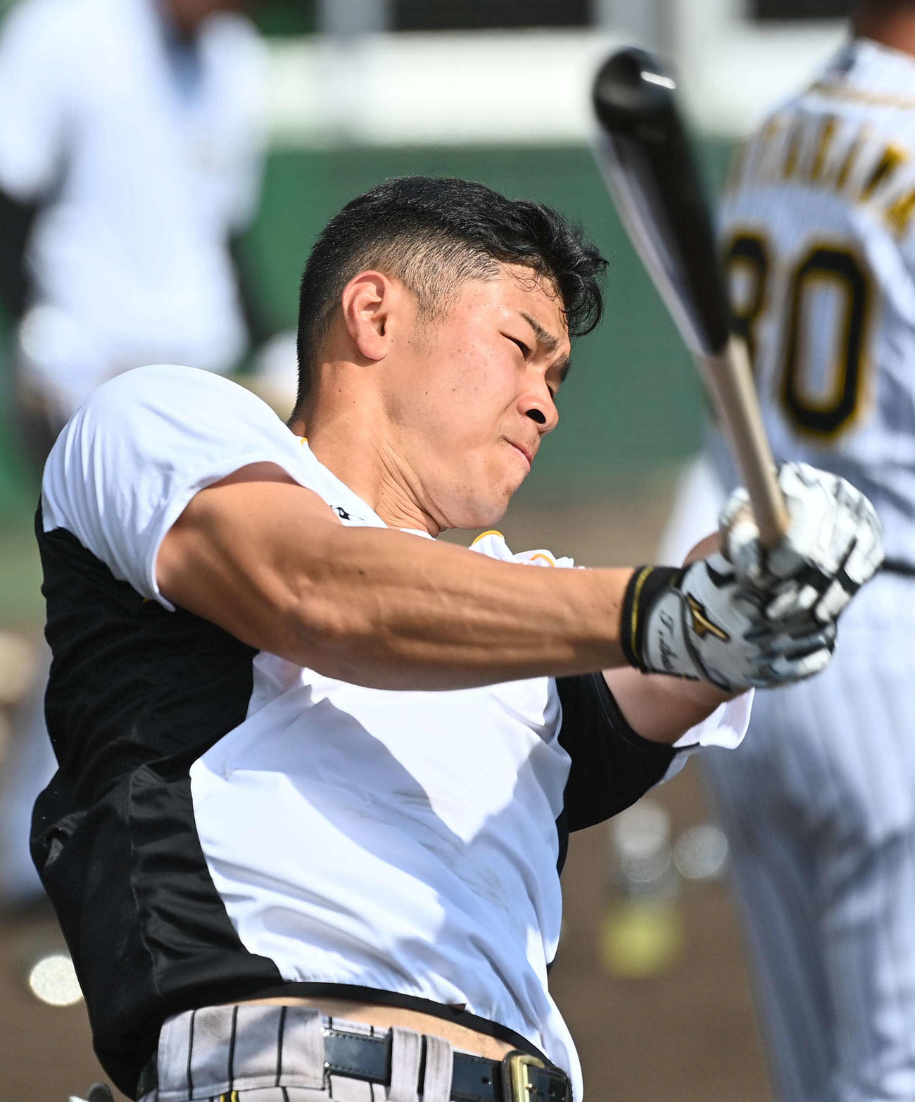 筋肉を盛り上がらせながら打撃練習をする佐藤輝（撮影・上田博志）