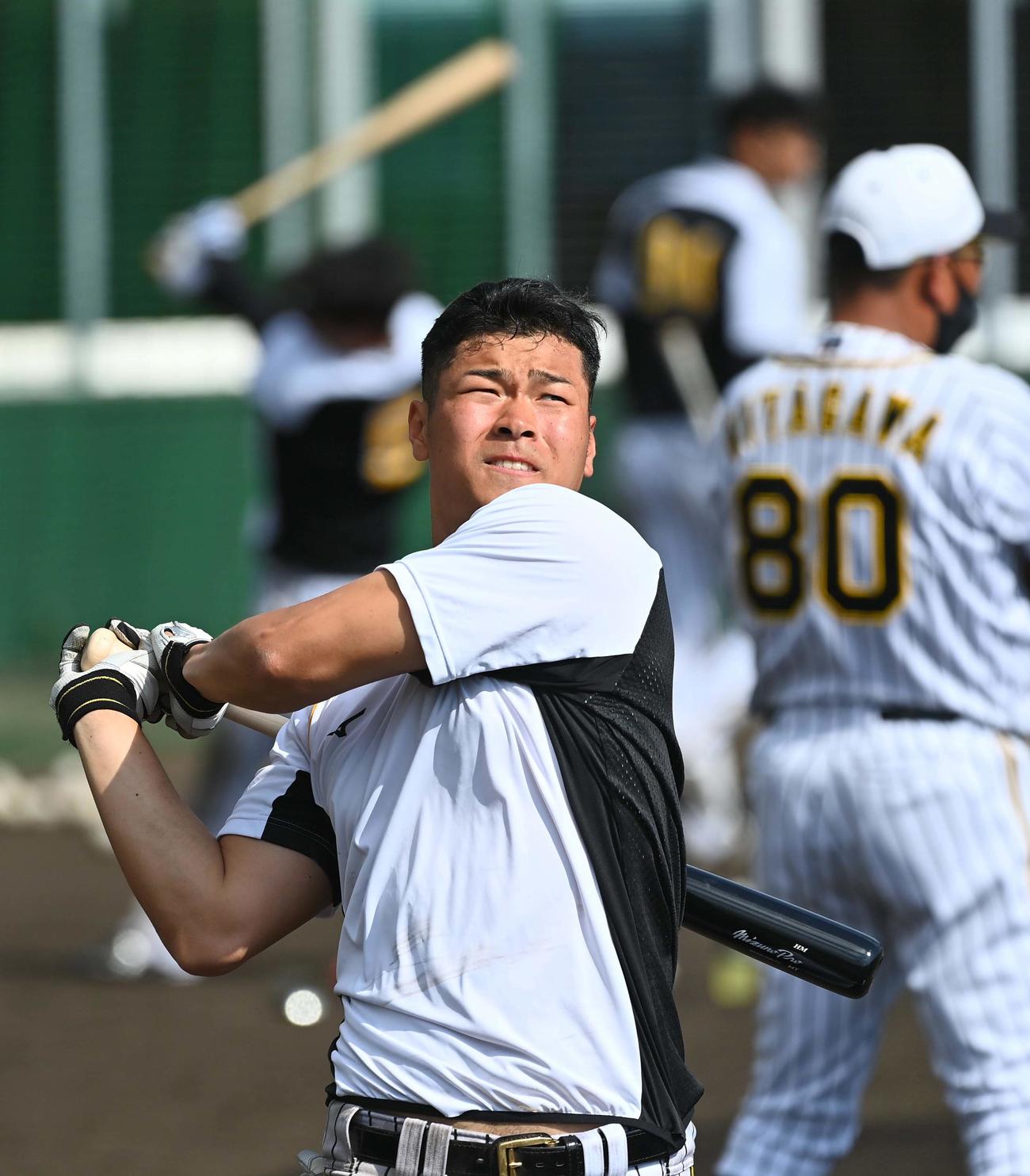 予告本塁打をした佐藤輝明はロング打撃練習でフルスイングする（撮影・上田博志）