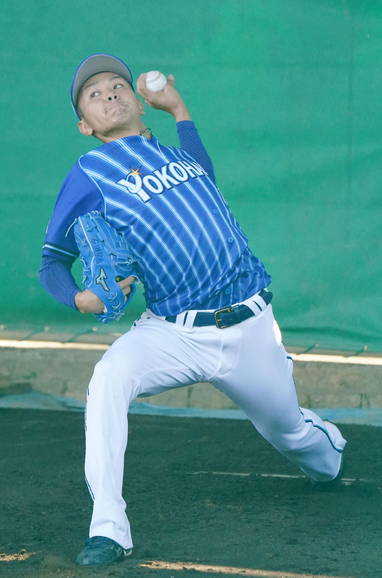 ブルペンで投球練習をするDeNA石川（撮影・横山健太）