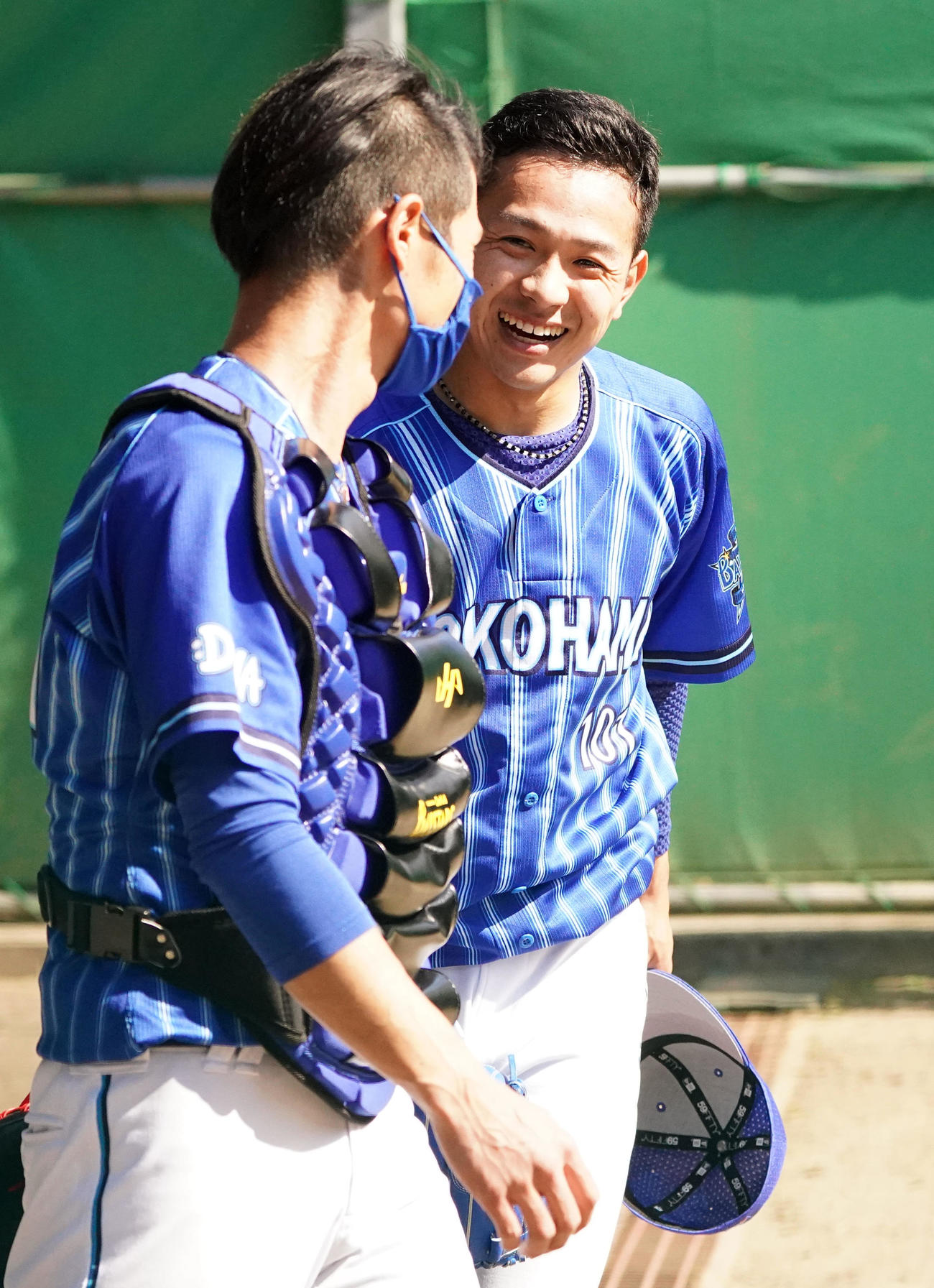 ブルペンで投球練習を終え、笑顔を見せるDeNA石川（撮影・横山健太）