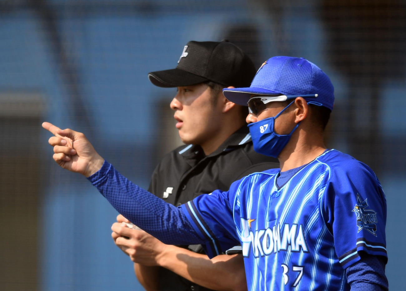 紅白戦・特別ルール　選手交代を告げるDeNA仁志2軍監督（撮影・横山健太）