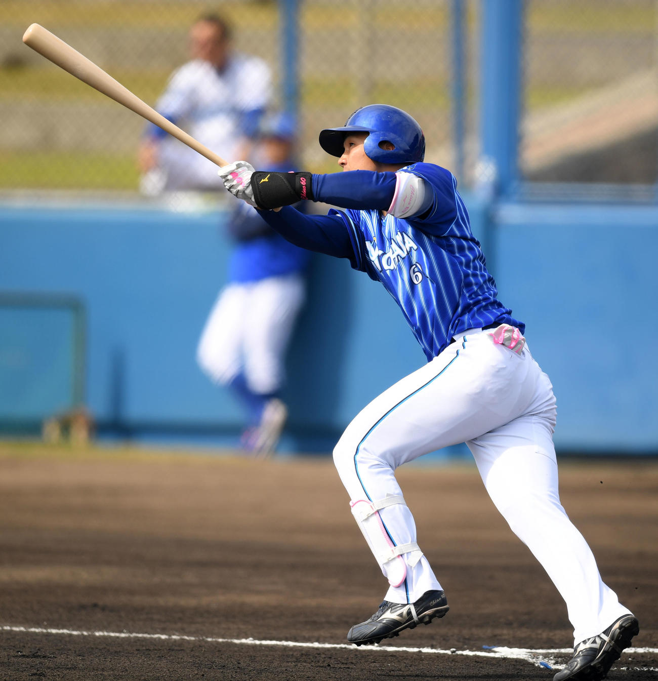 紅白戦・特別ルール　1回表1死、、左中間へ本塁打を放つ知野（撮影・横山健太）