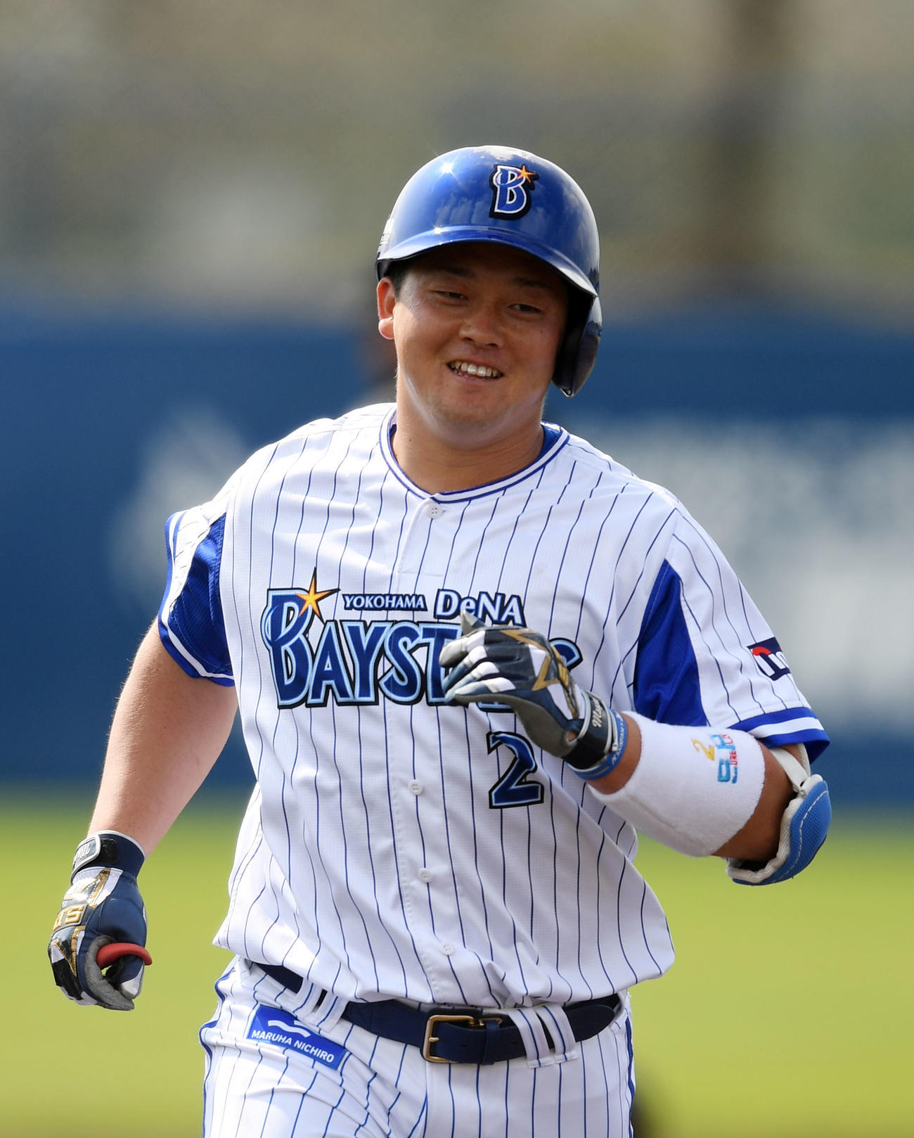 紅白戦・特別ルール　2回裏、左越え本塁打を放ち笑顔を見せるDeNA牧（撮影・横山健太）