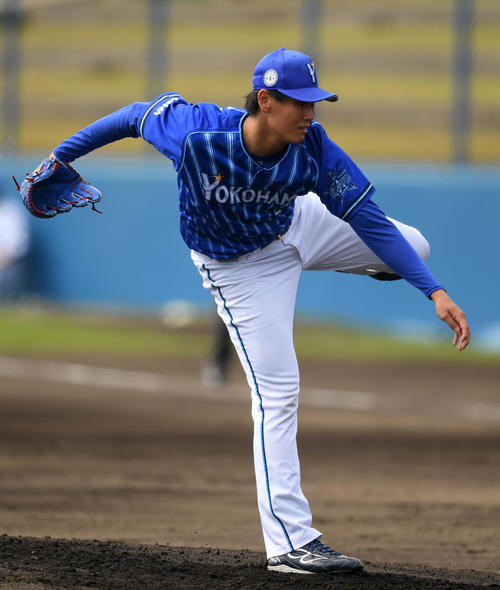 紅白戦・特別ルール　力投するDeNA坂本（撮影・横山健太）