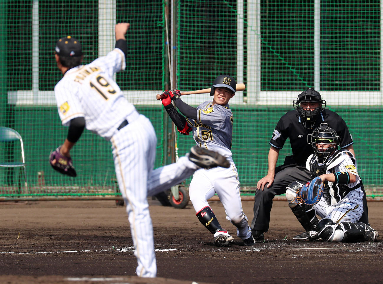 紅白戦　3回表紅組1死、中野は中前打を放つ、左は藤浪（撮影・加藤哉）