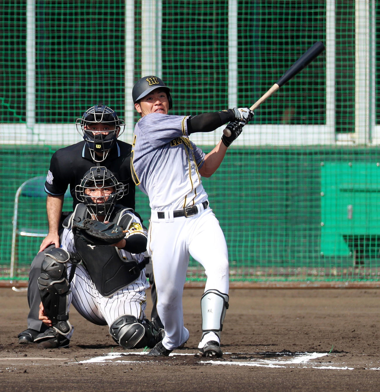 紅白戦　6回表紅組無死、小野寺は左越え本塁打を放つ（撮影・加藤哉）