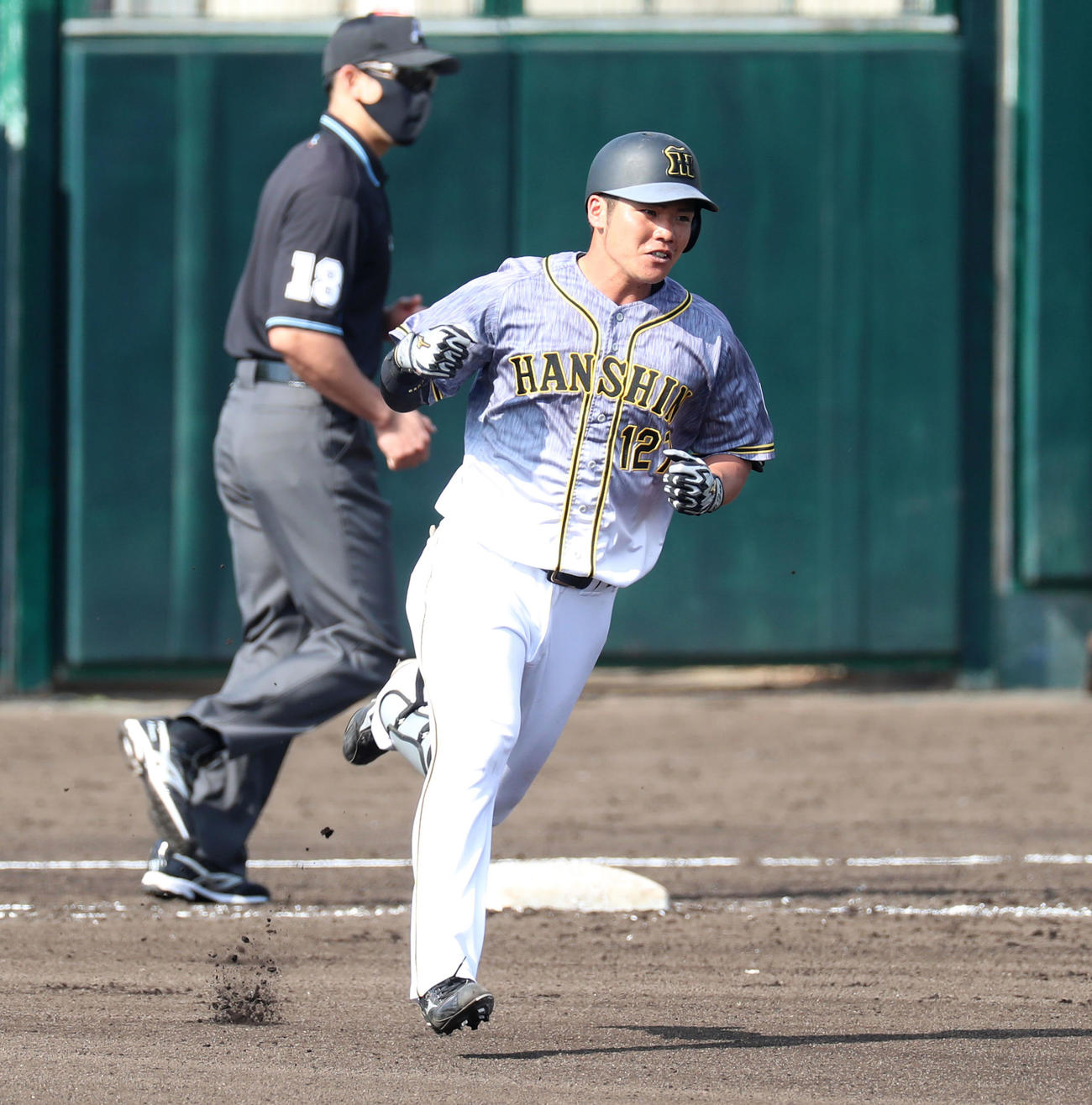 紅白戦　6回表紅組無死、小野寺は左越え本塁打を放ち右手でガッツポーズを見せる（撮影・加藤哉）