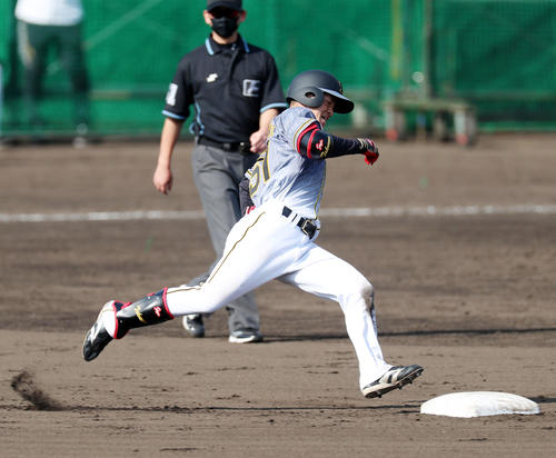 紅白戦　7回表紅組2死一、三塁、中野は右越え適時三塁打を放つ（撮影・加藤哉）