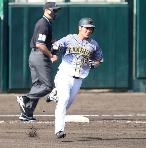 紅白戦　6回表紅組無死、小野寺は左越え本塁打を放ち右手でガッツポーズを見せる（撮影・加藤哉）