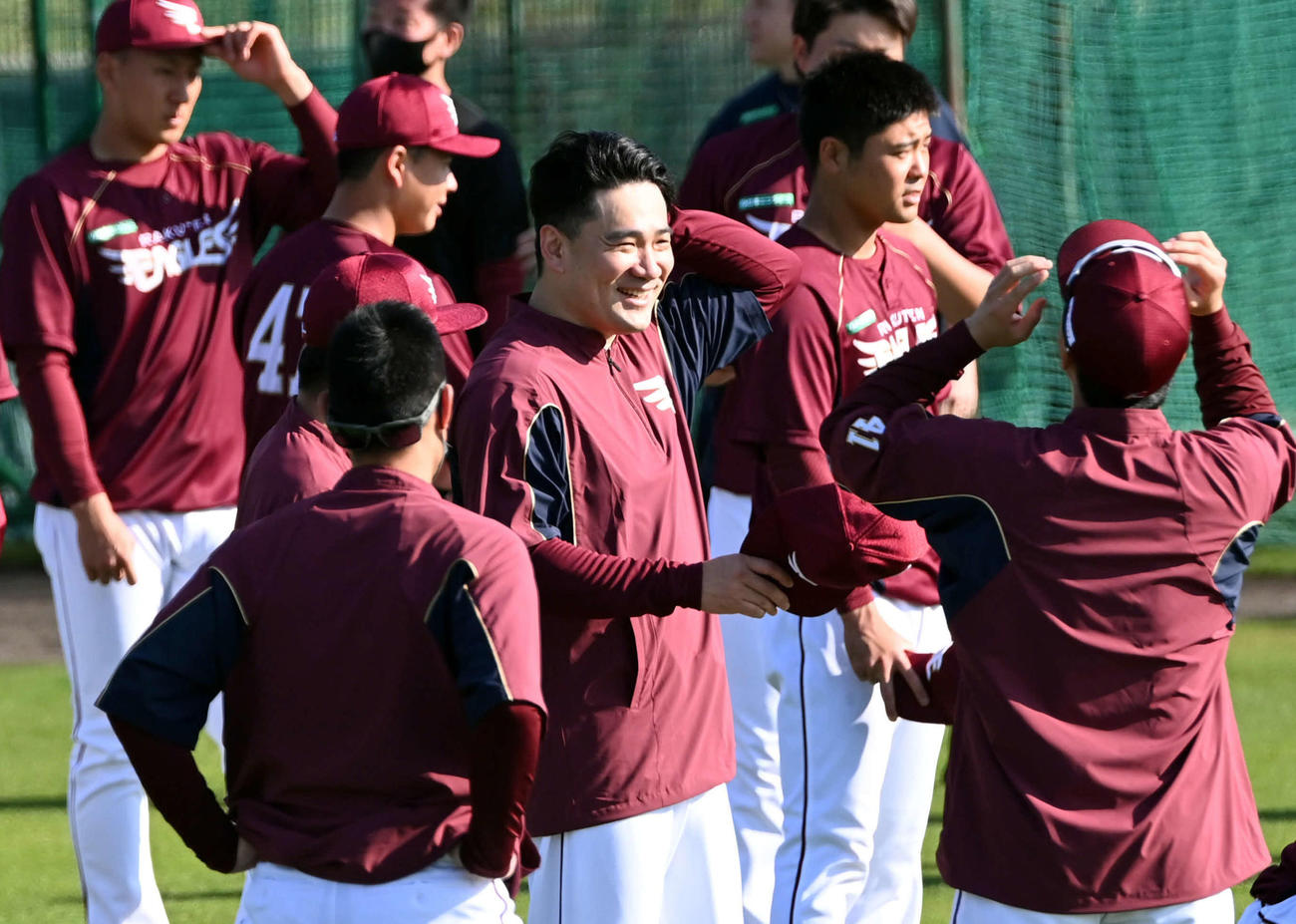 1軍キャンプに合流した田中将は練習前にチームメートと談笑（撮影・山崎安昭）