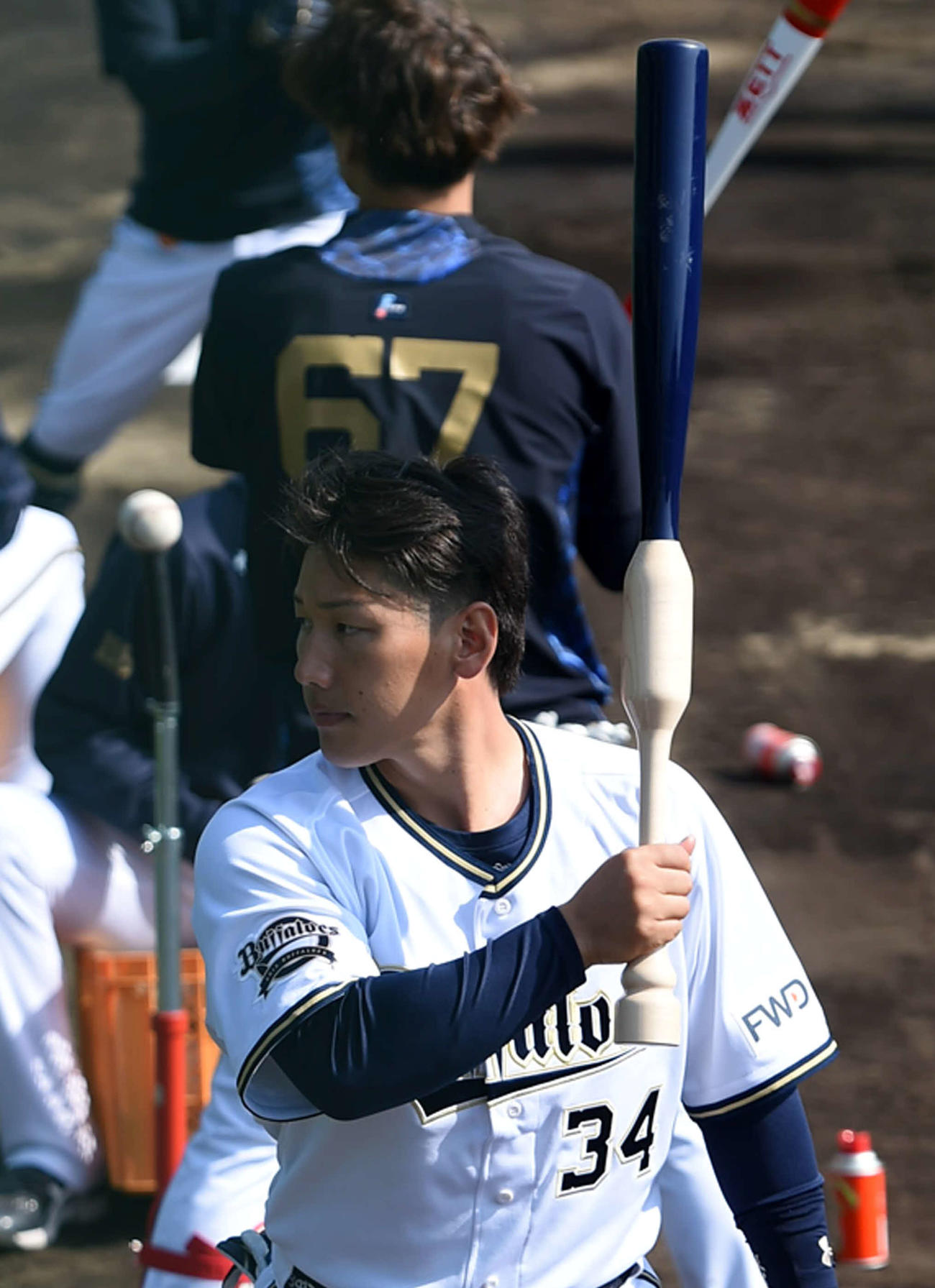 特殊なバットでティー打撃を行うオリックス吉田正（2月2日撮影）