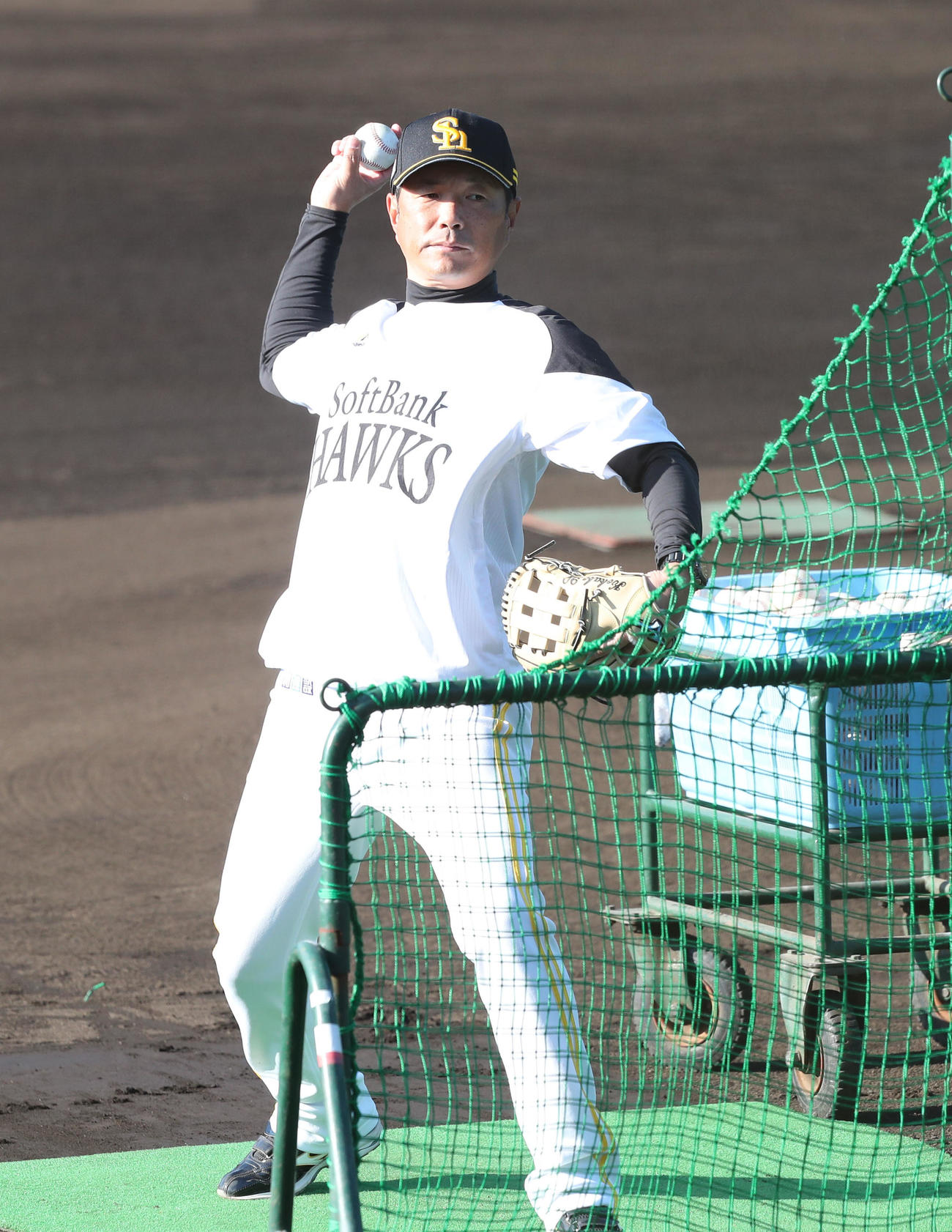 打撃投手としてアーリーワークで投げ込んだ小久保裕紀ヘッドコーチ（撮影・梅根麻紀）