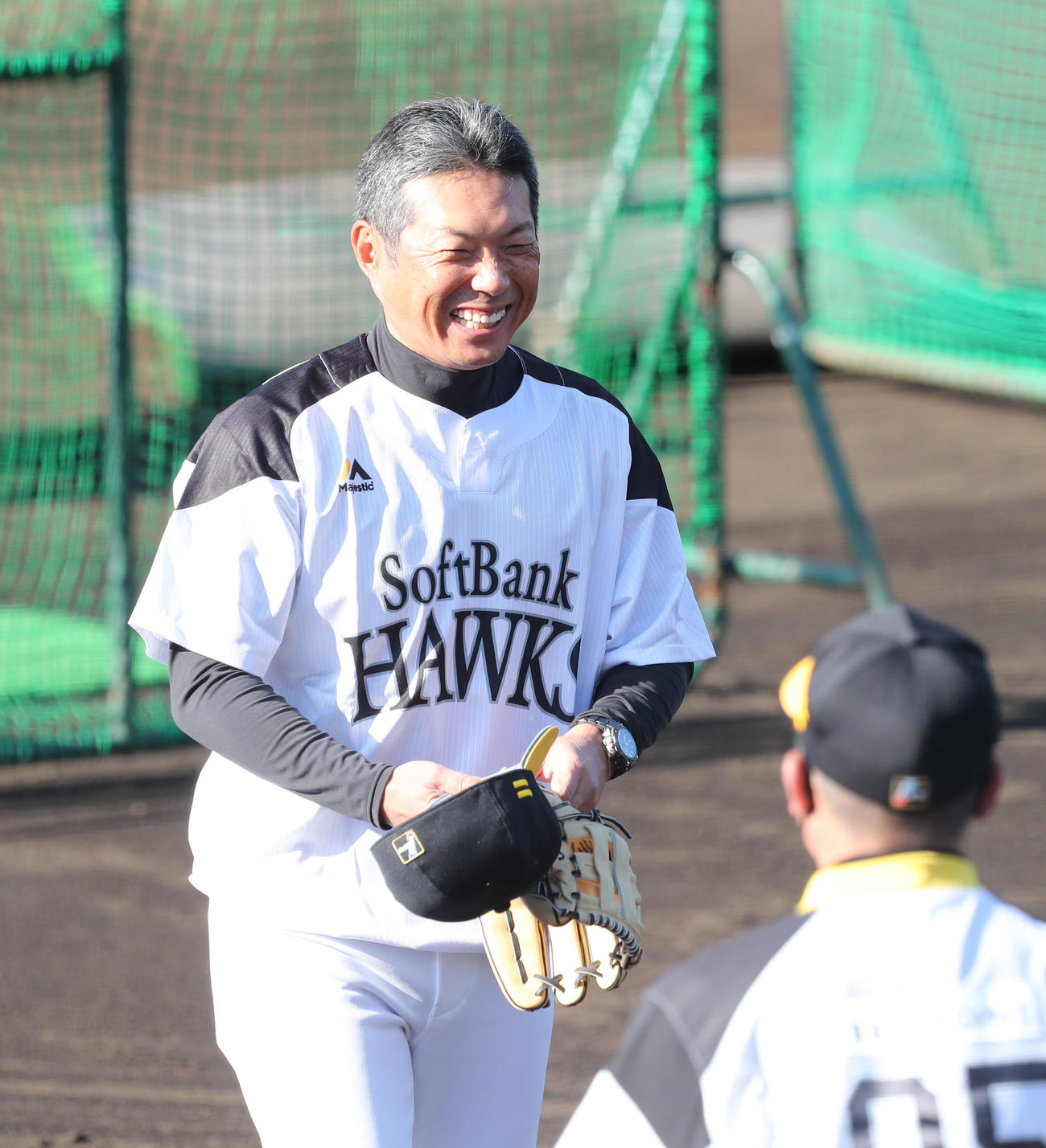 打撃投手としてアーリーワークで投げ込んだ小久保裕紀ヘッドコーチ、笑顔（撮影・梅根麻紀）