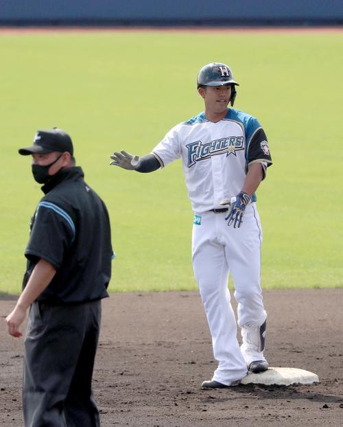 2回裏白組1死、今川は二塁打を放つ（撮影・佐藤翔太）