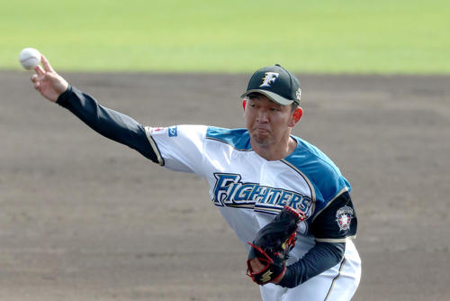 5回表から登板する日本ハム柿木（撮影・佐藤翔太）