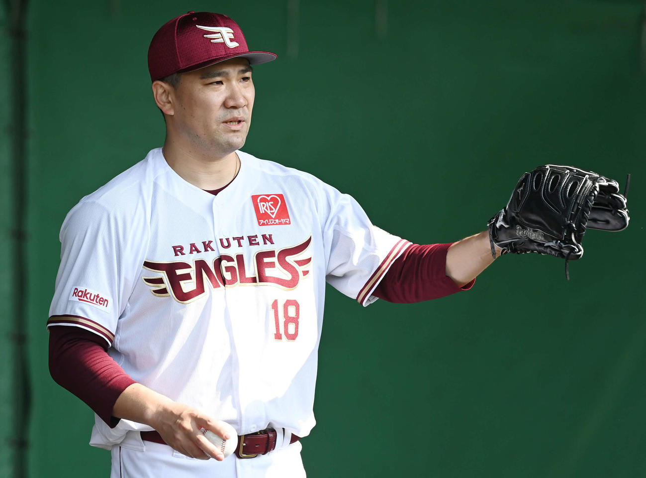 ブルペンで球種を伝える楽天田中将（撮影・山崎安昭）