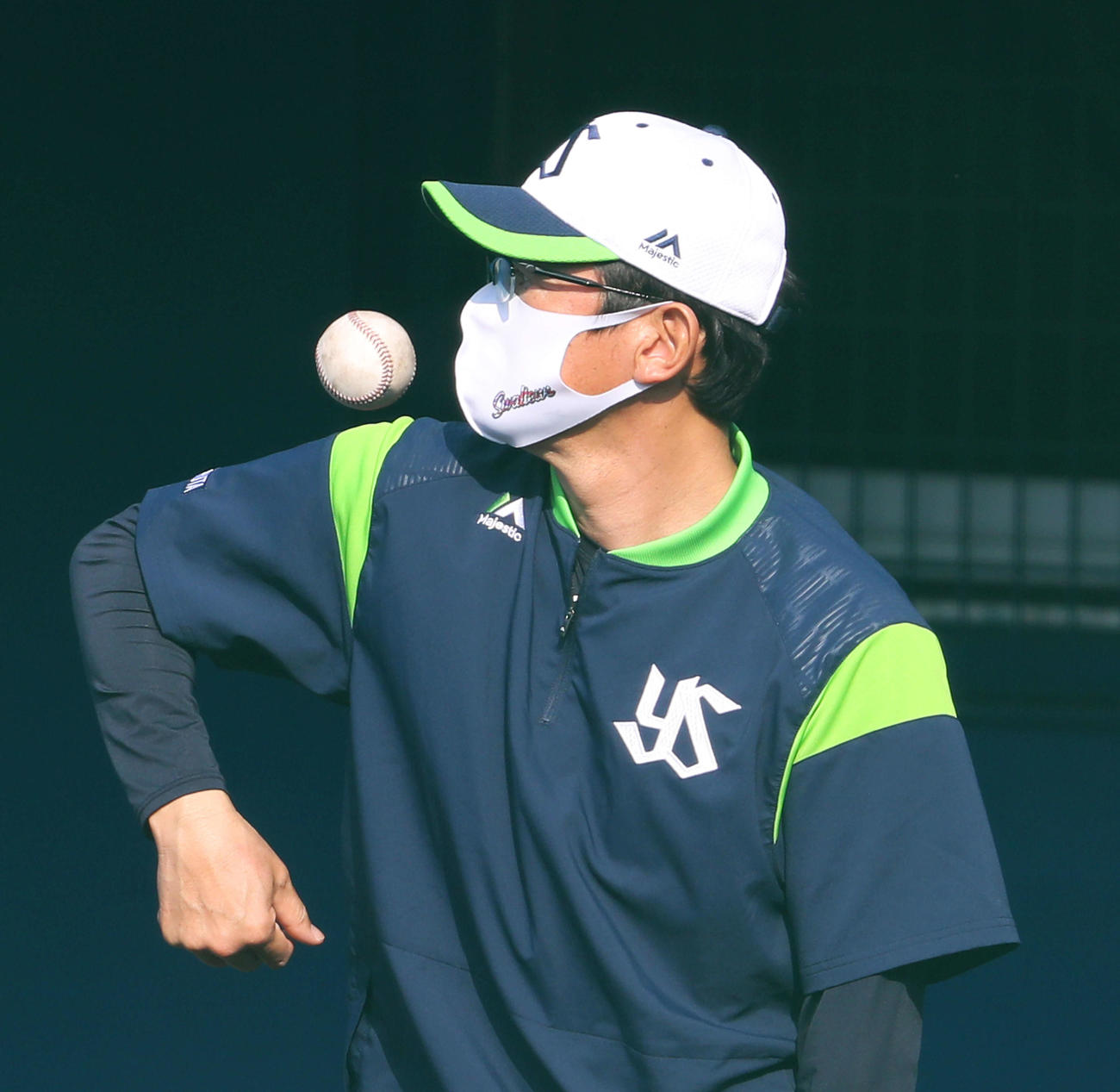 ボールで遊ぶ古田臨時コーチ（撮影・河田真司）