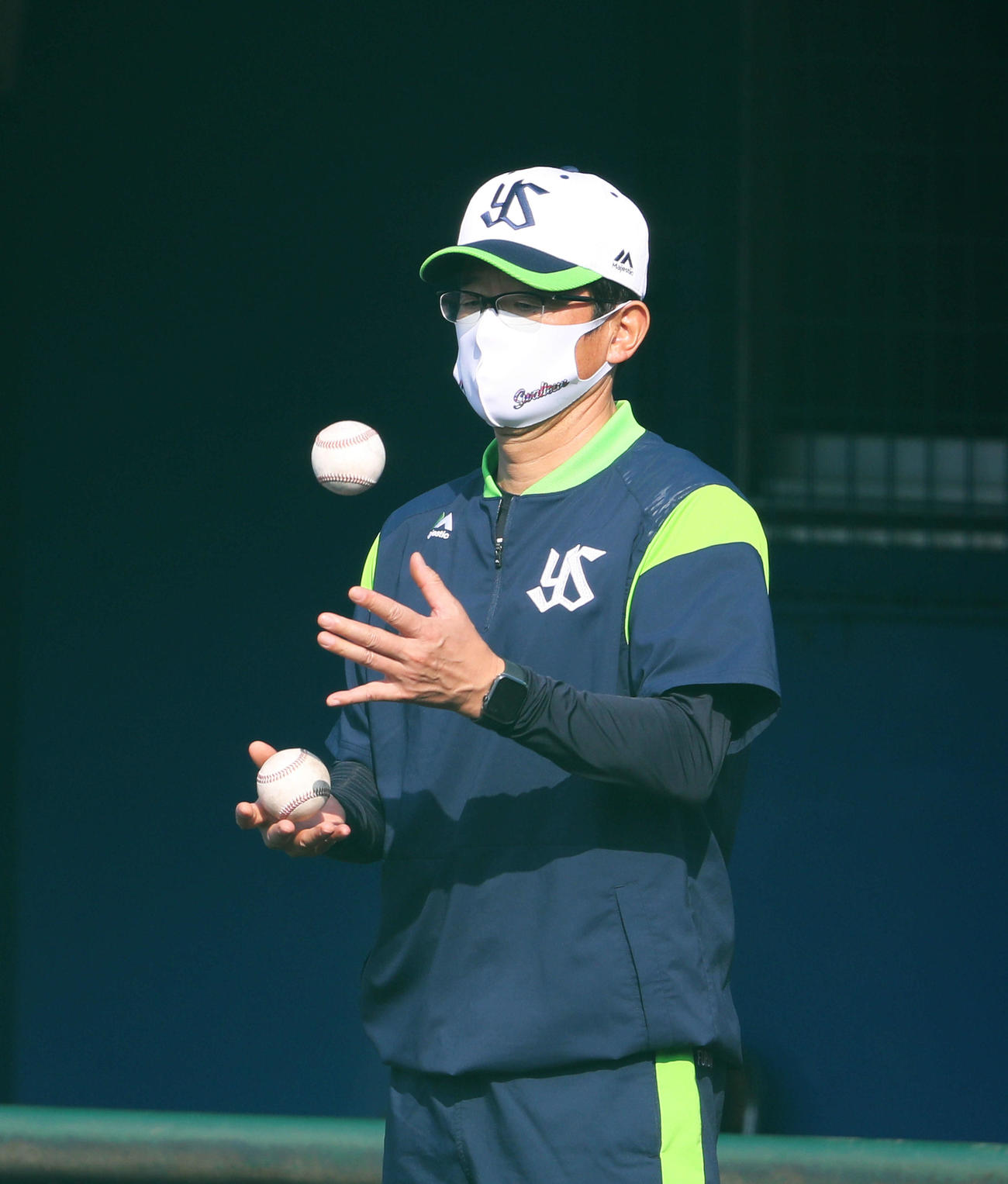 ボールでお手玉する古田臨時コーチ（撮影・河田真司）