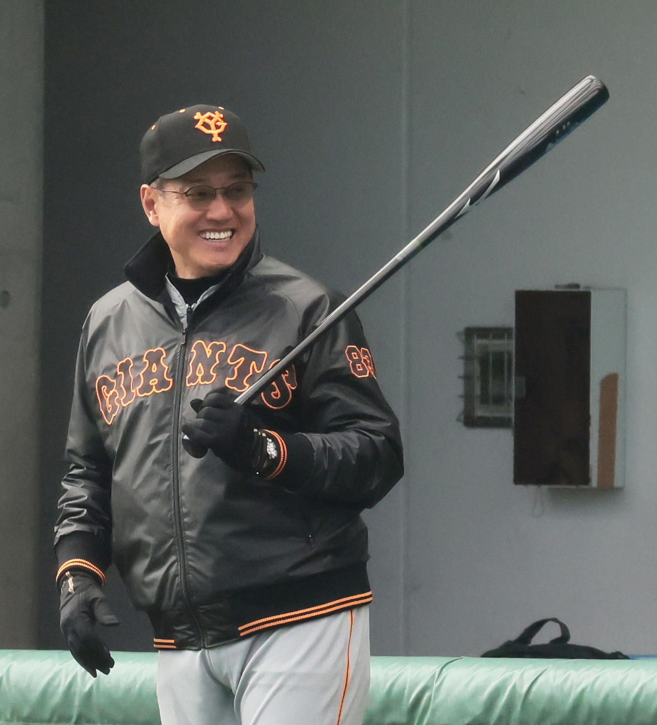 練習中、バットを手に笑顔を見せる巨人原監督（撮影・足立雅史）