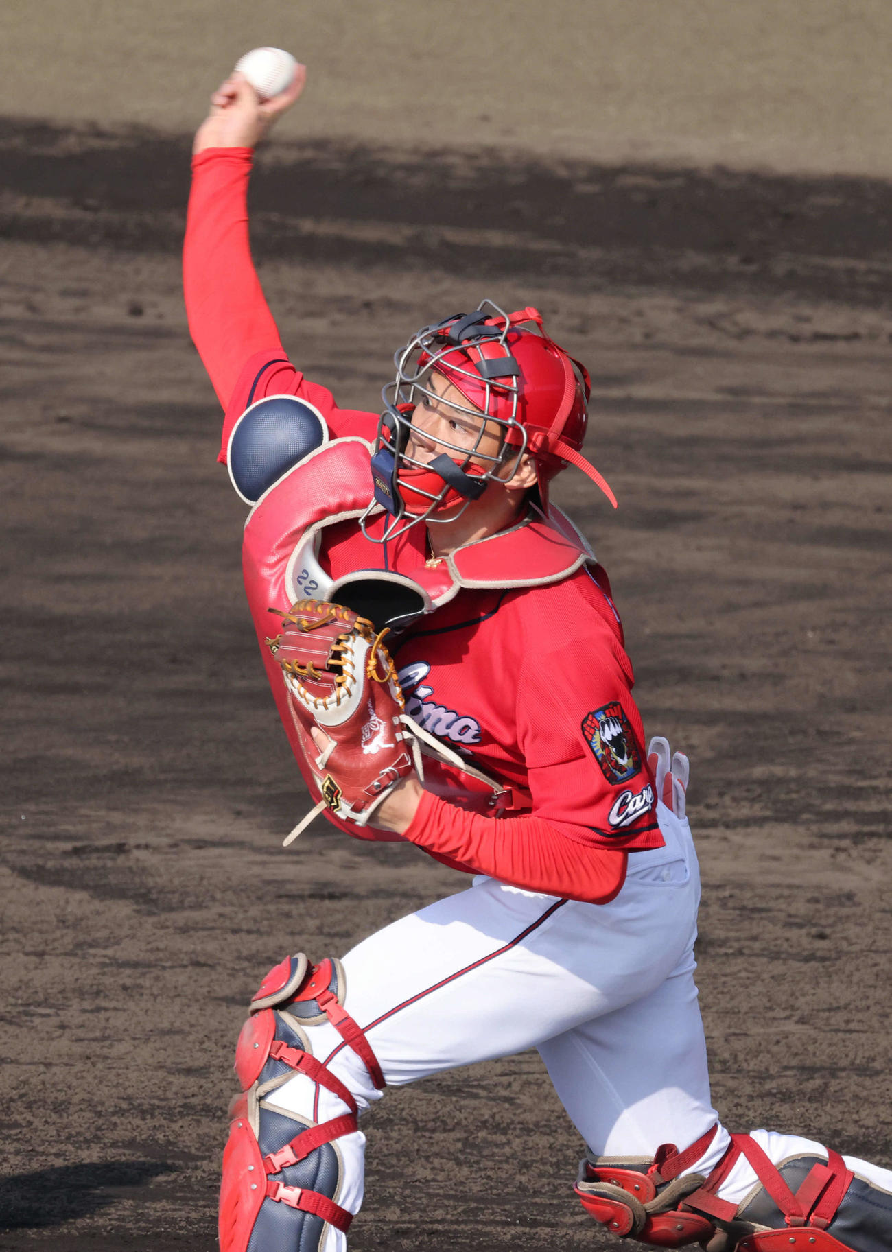 二塁に送球する広島中村奨（撮影・加藤孝規）