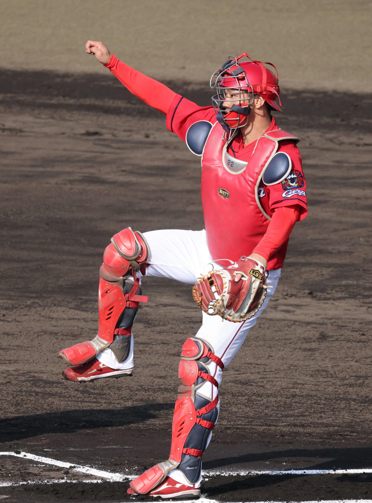二塁に送球する広島中村奨（撮影・加藤孝規）