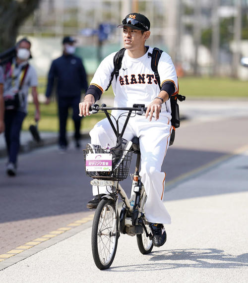 自転車に乗って移動する巨人井納（撮影・江口和貴）