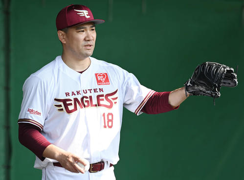 ブルペンで球種を伝える楽天田中将（撮影・山崎安昭）