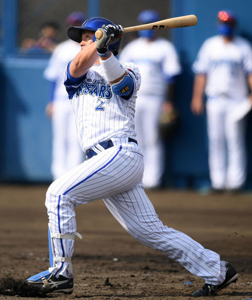 紅白戦・特別ルール　2回裏、左越え本塁打を放つ牧（撮影・横山健太）