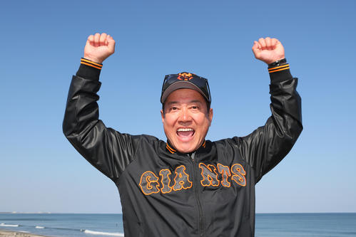 宮崎の青空と海を背にガッツポーズする巨人原監督（撮影・足立雅史）