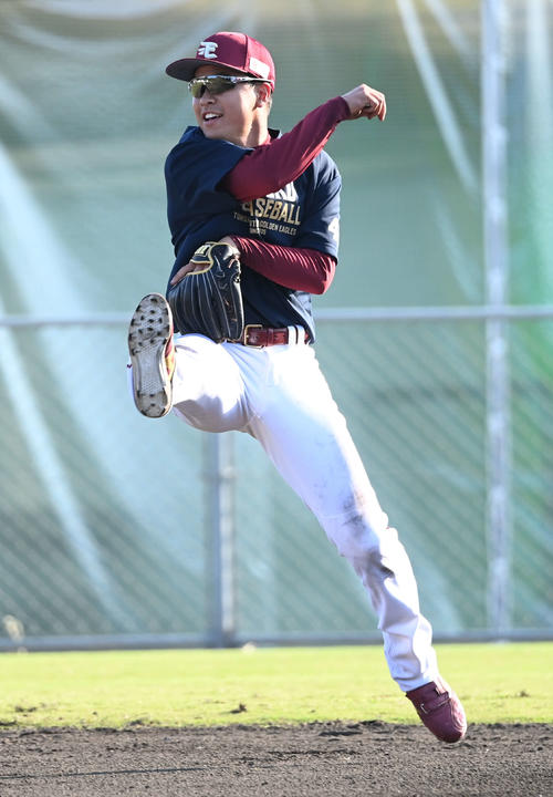 特守で二塁へジャンピングスローする渡辺佳（撮影・山崎安昭）