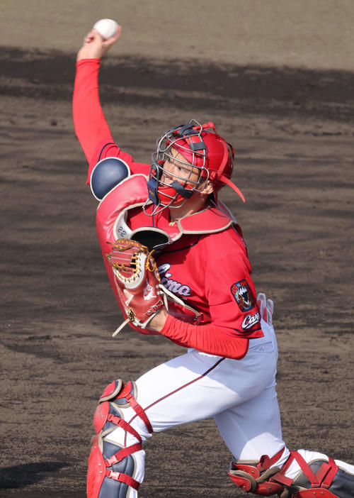 二塁に送球する広島中村奨（撮影・加藤孝規）