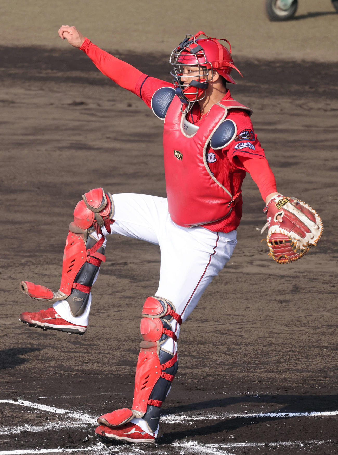 二塁に送球する中村奨（撮影・加藤孝規）