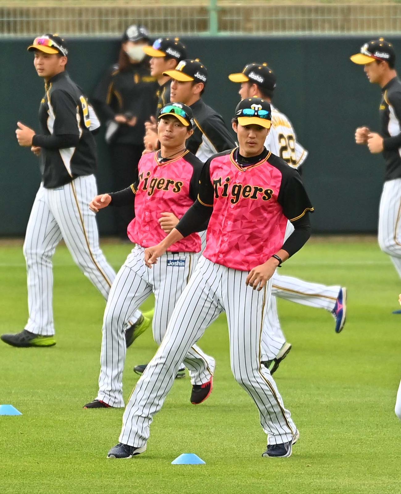 一日主将をつとめる北條史也（中央）と藤浪晋太郎（撮影・上田博志）