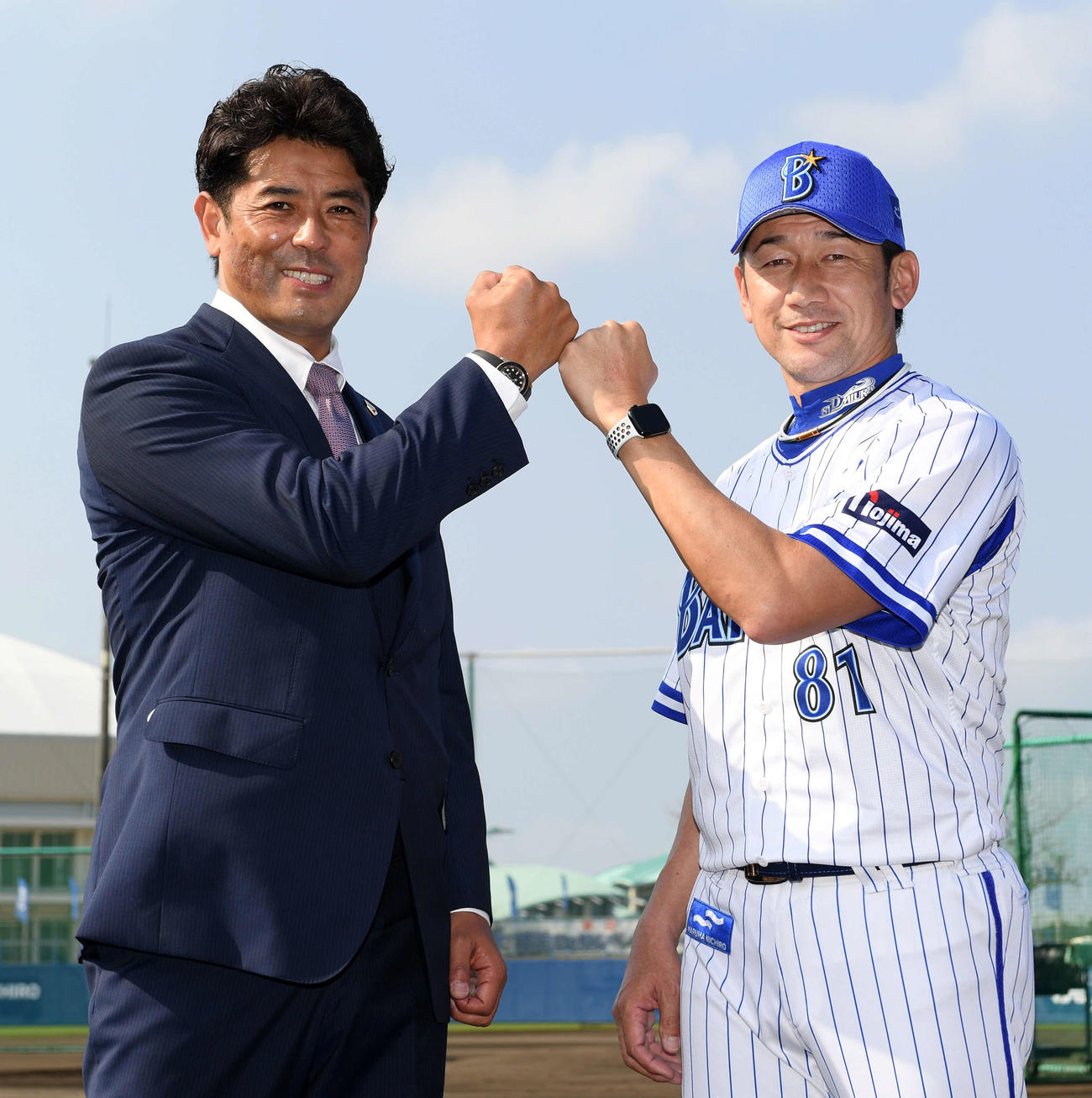 視察に訪れた稲葉監督（左）とタッチを交わすDeNA三浦監督（撮影・横山健太）