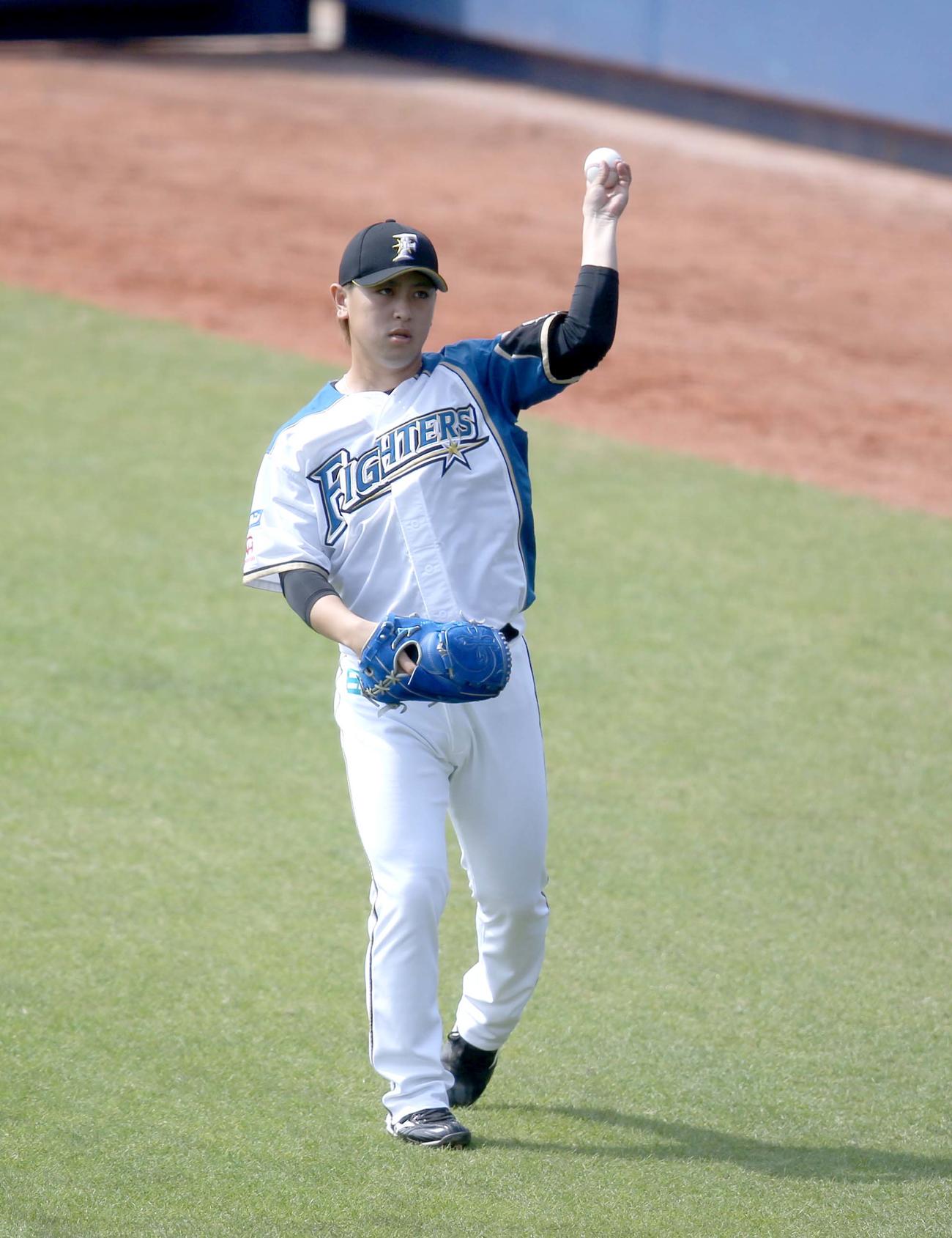 紅白戦前の日本ハム河野（撮影・佐藤翔太）