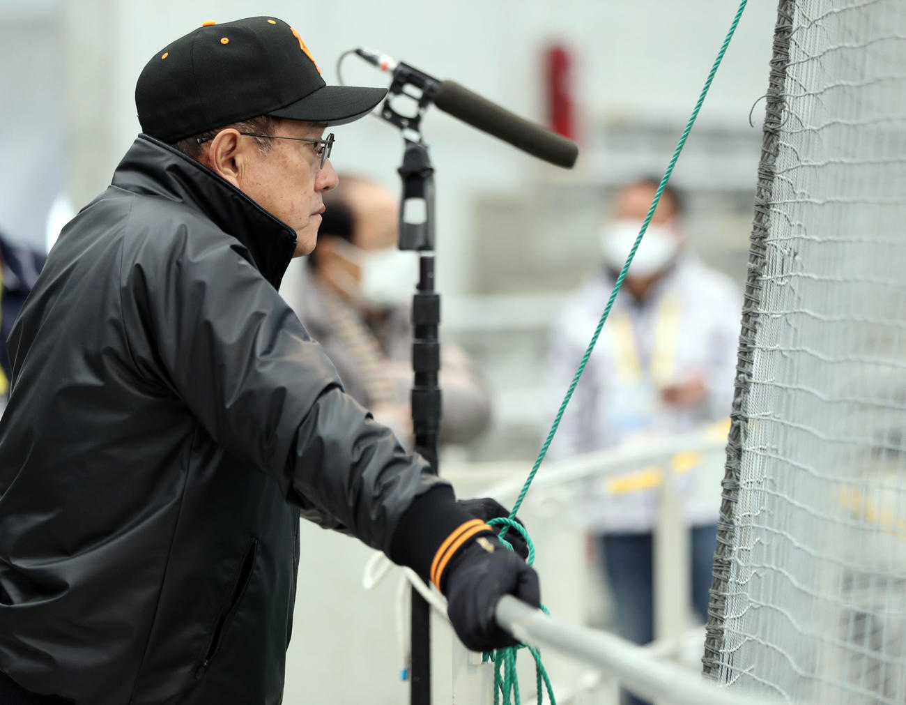 室内練習場の2階から選手を見つめる原監督（撮影・狩俣裕三）