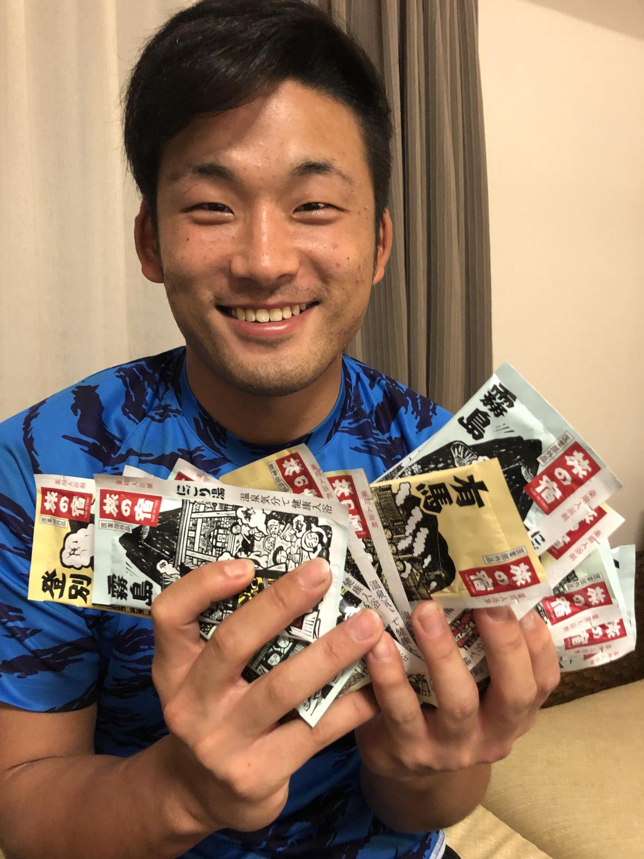 各地の温泉入浴剤で楽しむロッテ山本大貴（球団提供）