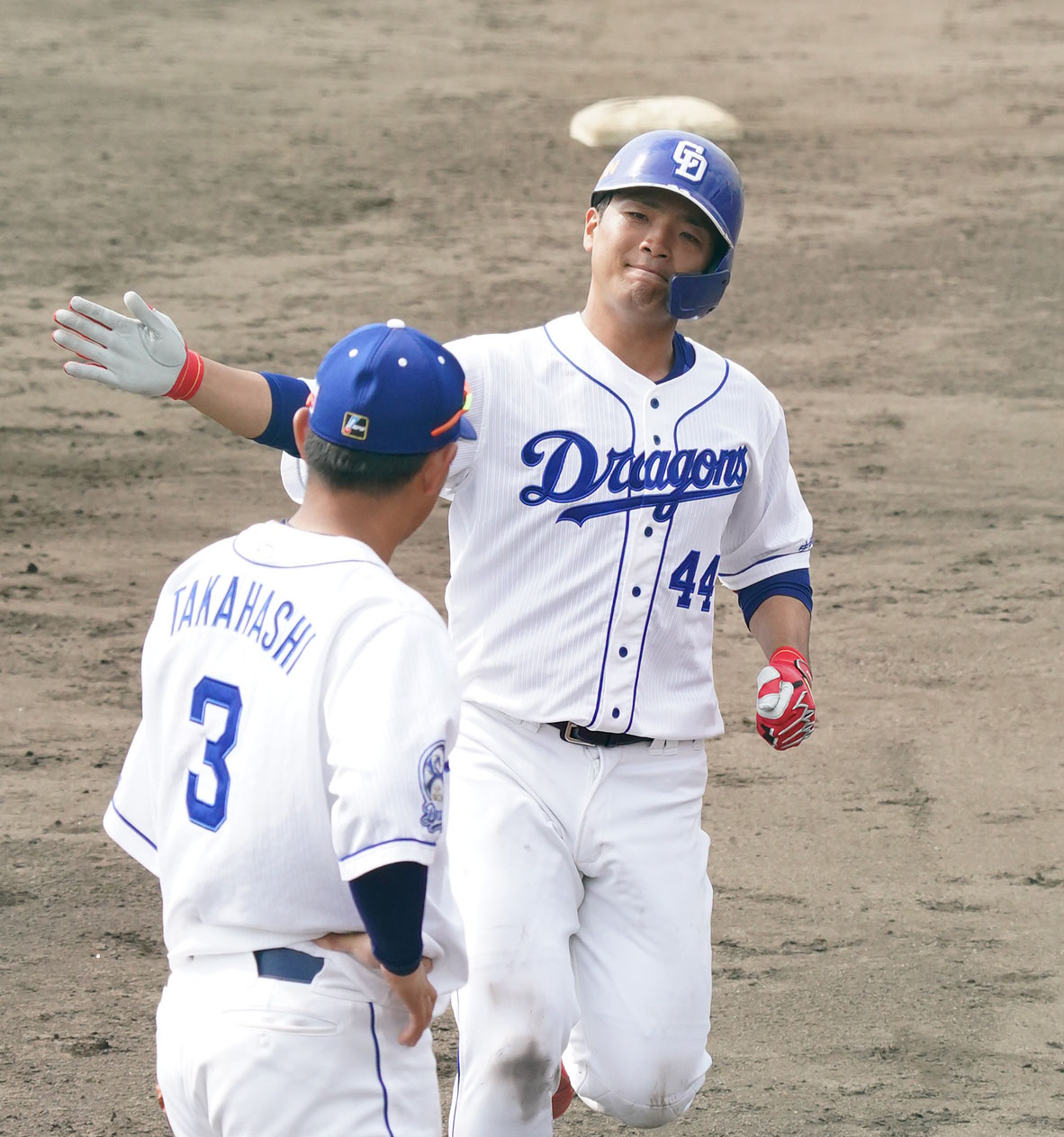 シート打撃練習で本塁打を放ち高橋周にタッチを求めるもスルーされる郡司（撮影・森本幸一）