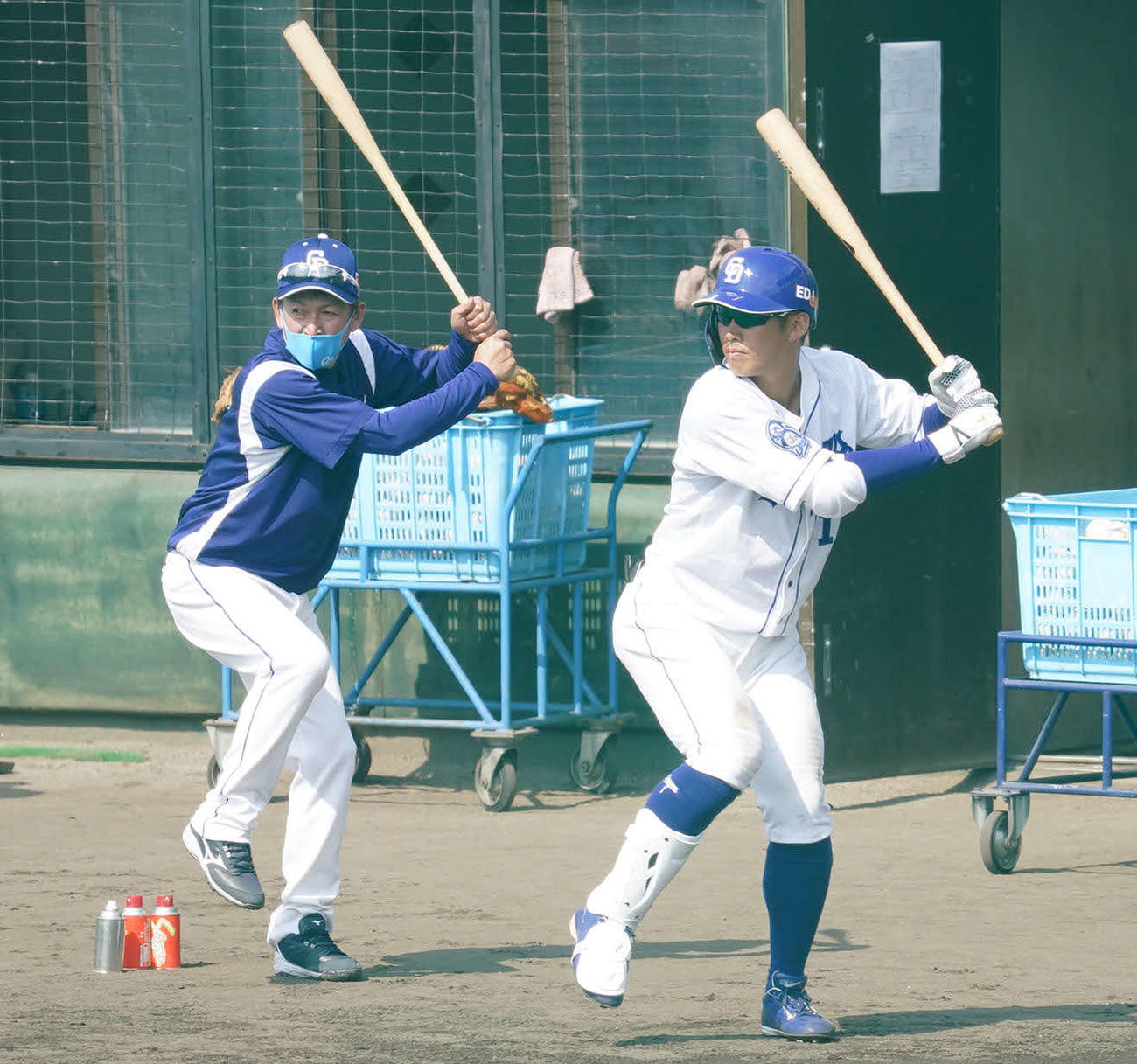 シート打撃練習で打席を待つ中日京田（右）にアドバイスをする立浪臨時コーチ（撮影・森本幸一）